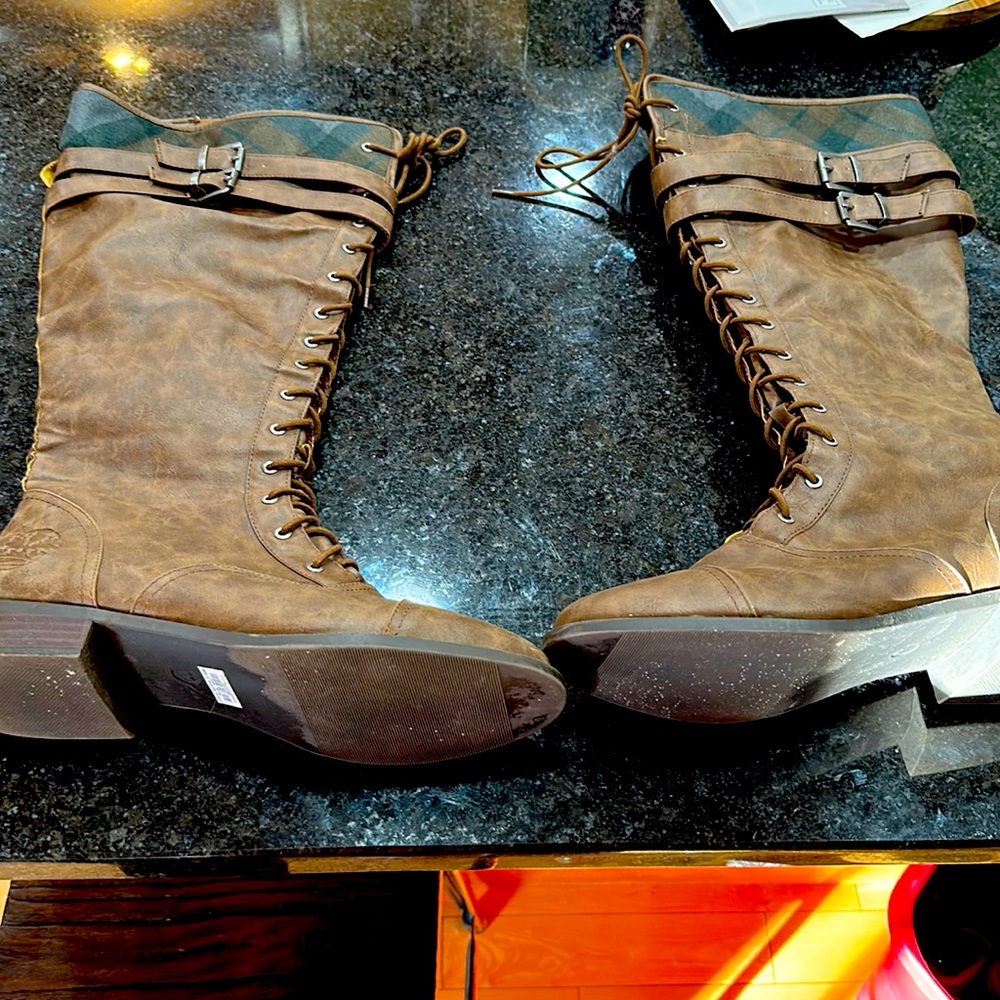 Women’s Outlander Boots! Lace up with zipper in the side . Plaid on the top!